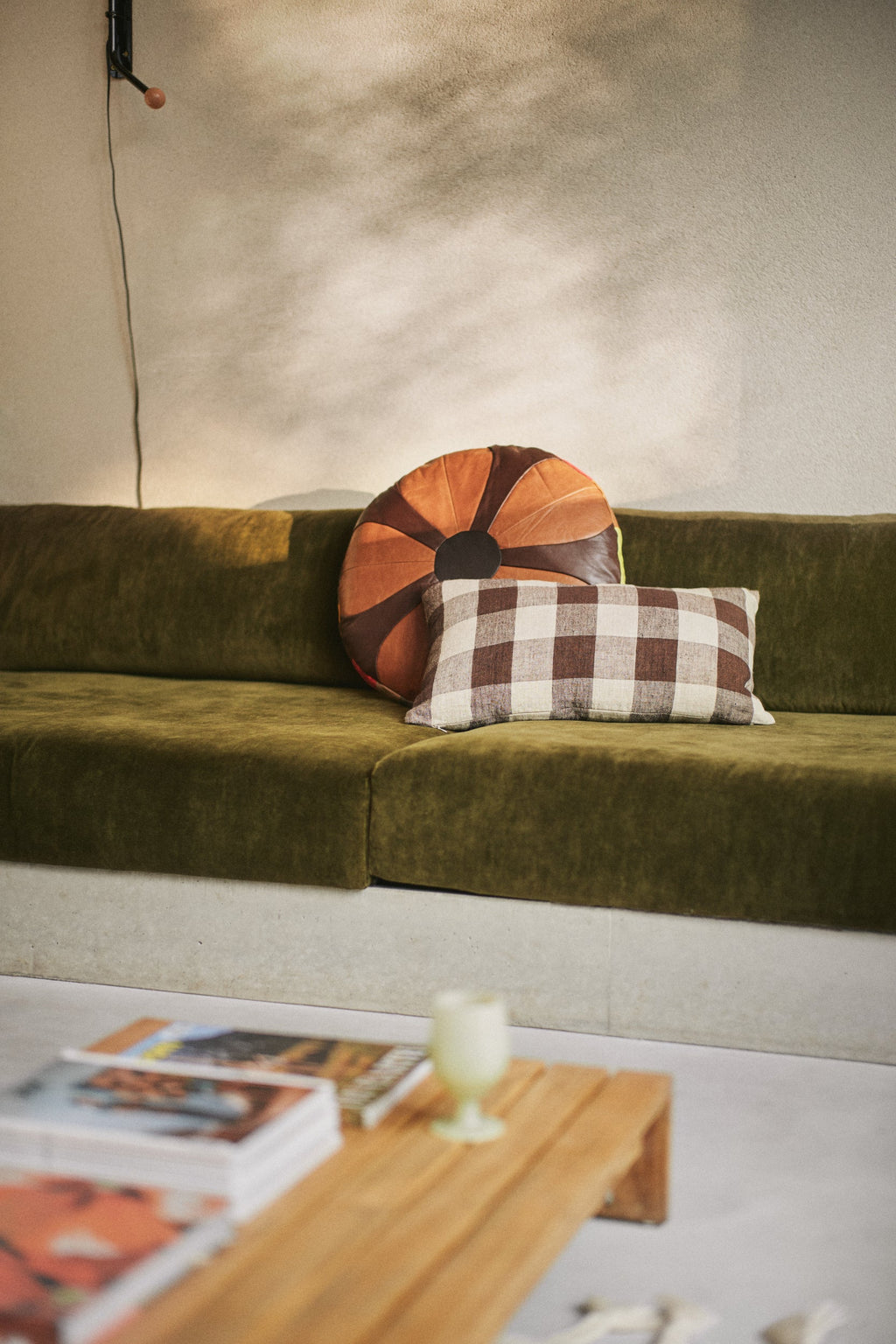 Coussin à carreaux brun