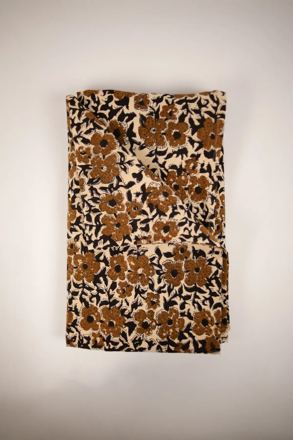 Nappe à fleurs ocre et noir