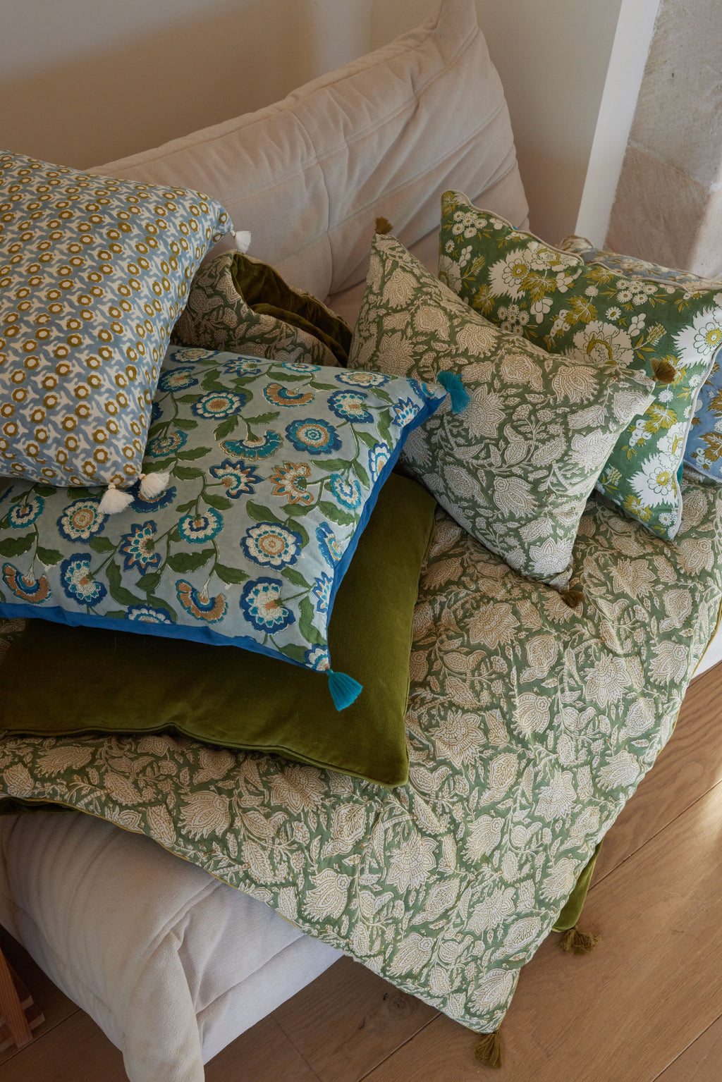 Coussin fleuri bleu